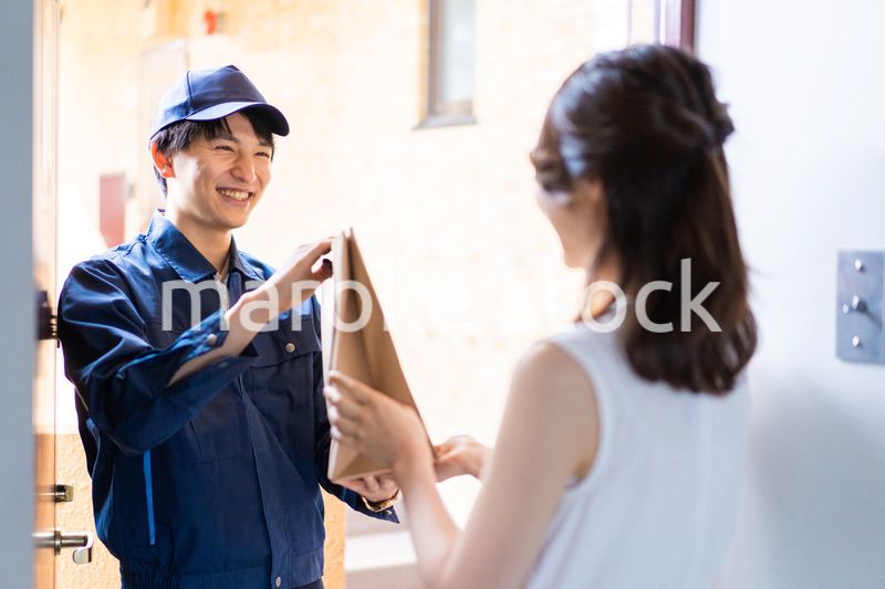 フードデリバリーを受け取る若い女性