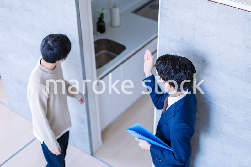 不動産見学をする男性