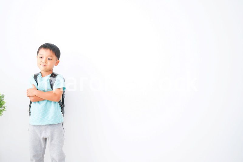 ランドセルを背負った男の子