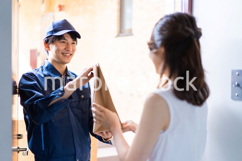 フードデリバリーを受け取る若い女性