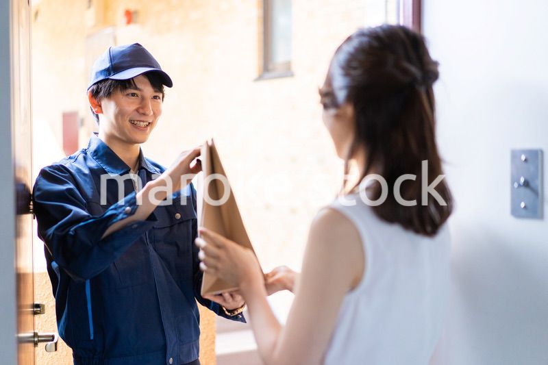 フードデリバリーを受け取る若い女性