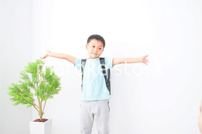 ランドセルを背負った男の子