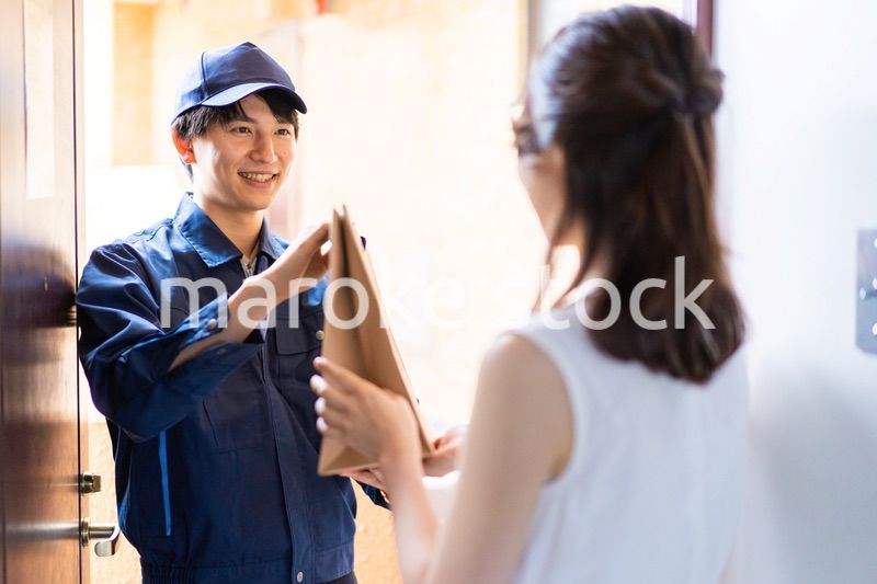 フードデリバリーを受け取る若い女性