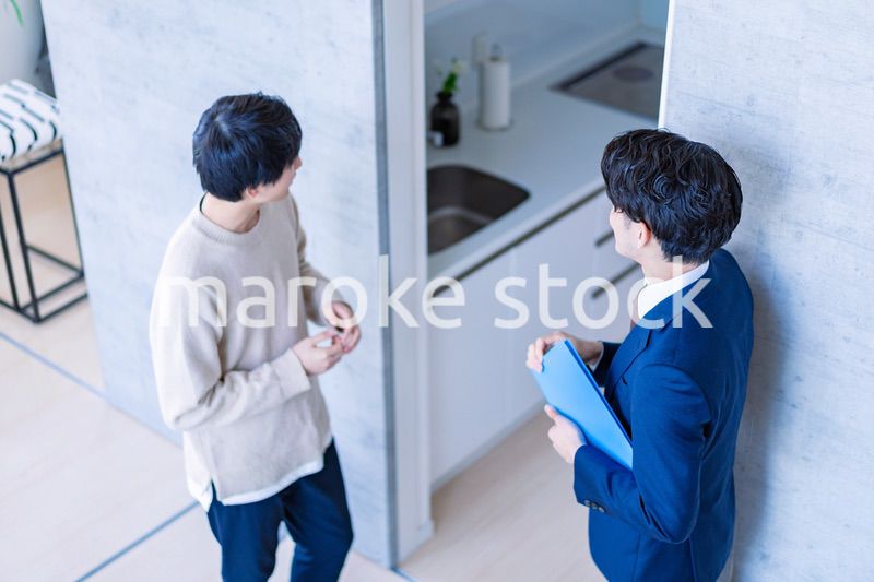 不動産見学をする男性