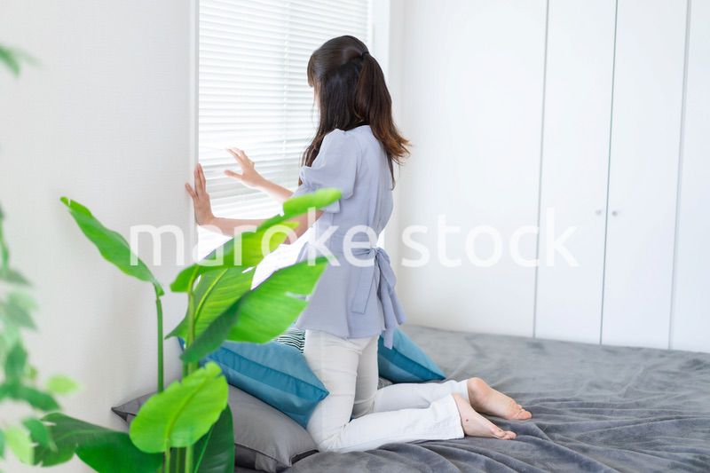 自分の部屋でリラックスをする若い女性