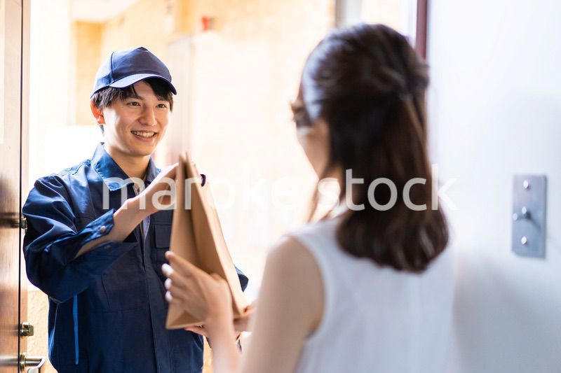 フードデリバリーを受け取る若い女性