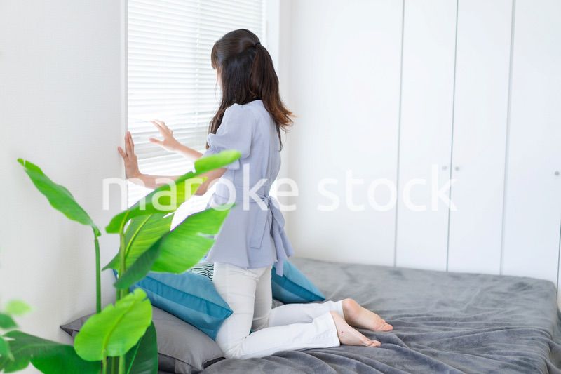 自分の部屋でリラックスをする若い女性
