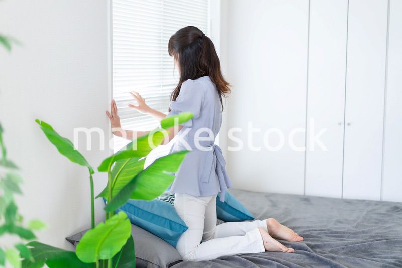 自分の部屋でリラックスをする若い女性