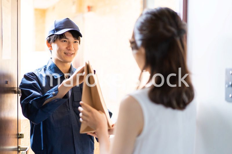 フードデリバリーを受け取る若い女性