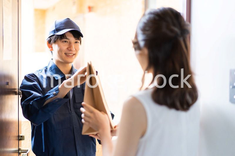 フードデリバリーを受け取る若い女性