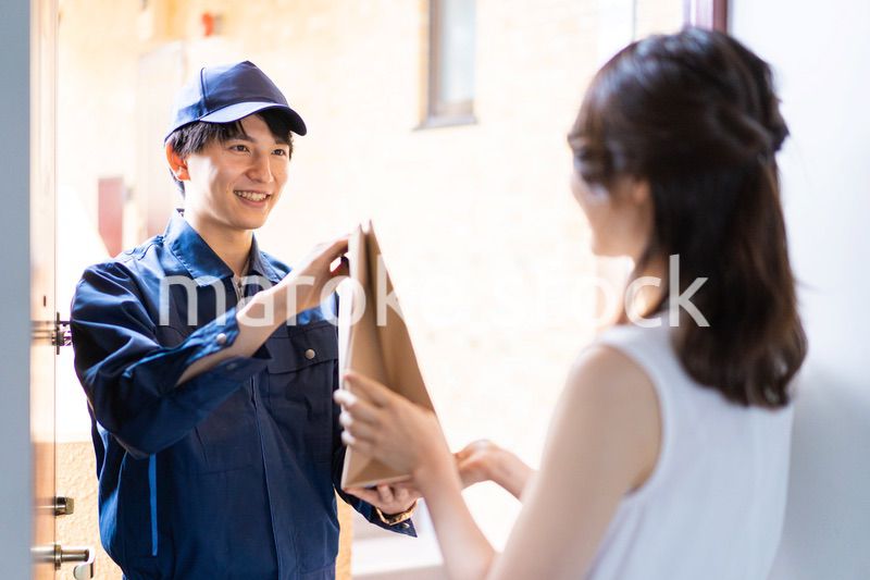 フードデリバリーを受け取る若い女性