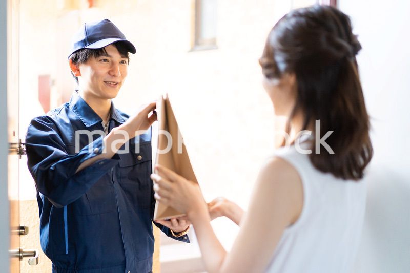 フードデリバリーを受け取る若い女性