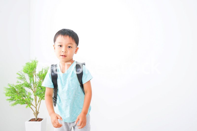ランドセルを背負った男の子