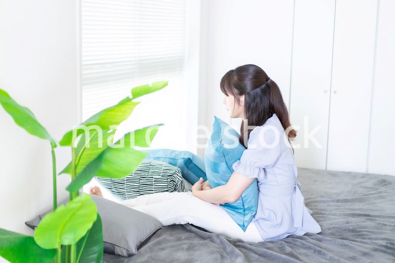 自分の部屋でリラックスをする若い女性