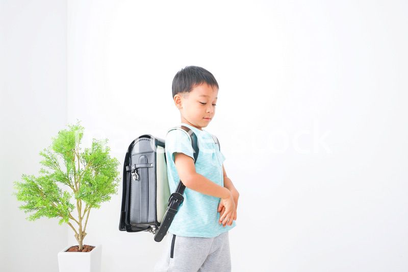 ランドセルを背負った男の子