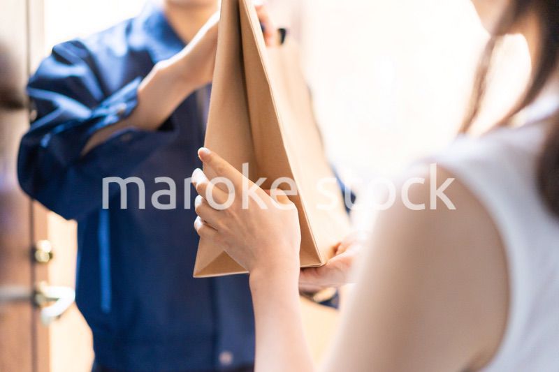 フードデリバリーを受け取る若い女性