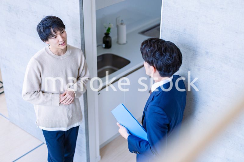 不動産見学をする男性