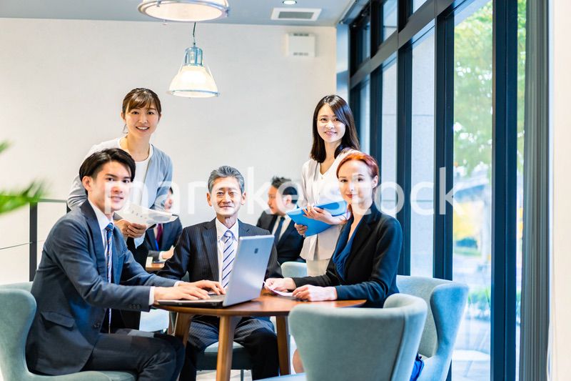 オフィスで働くビジネスパーソン