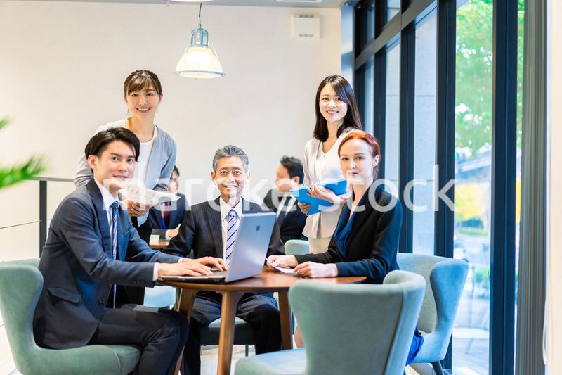 オフィスで働くビジネスパーソン