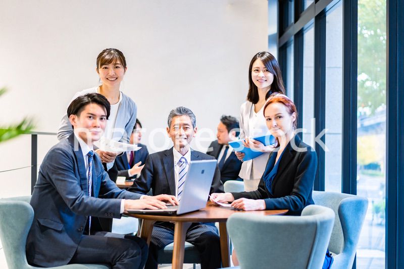 ミーティングをするビジネスパーソン