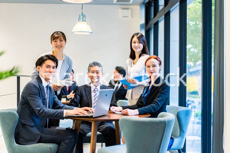 オフィスで働くビジネスパーソン