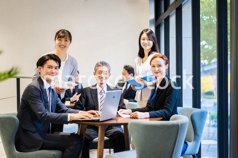 ミーティングをするビジネスパーソン