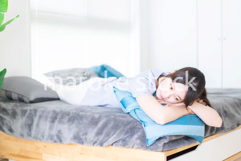 自分の部屋でリラックスをする若い女性