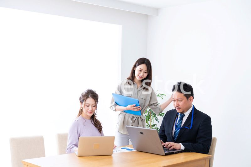 オフィスでミーティングをするビジネスパーソン