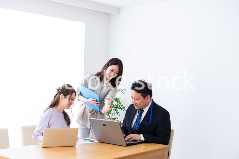 オフィスでミーティングをするビジネスパーソン