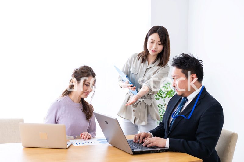 オフィスでミーティングをするビジネスパーソン