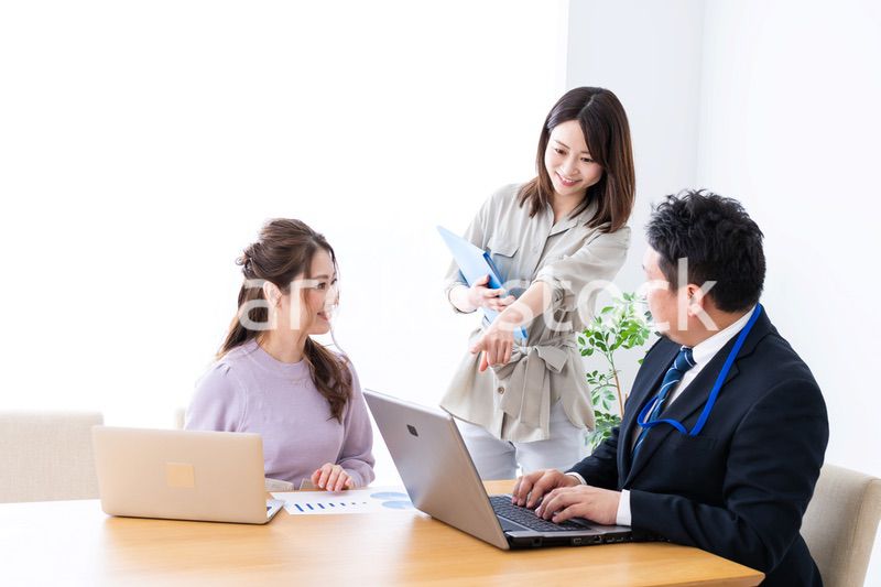 オフィスでミーティングをするビジネスパーソン