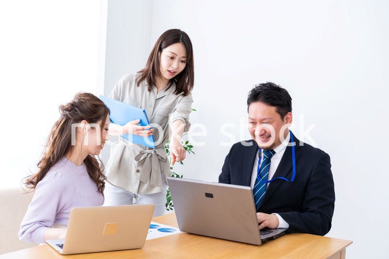 オフィスでミーティングをするビジネスパーソン