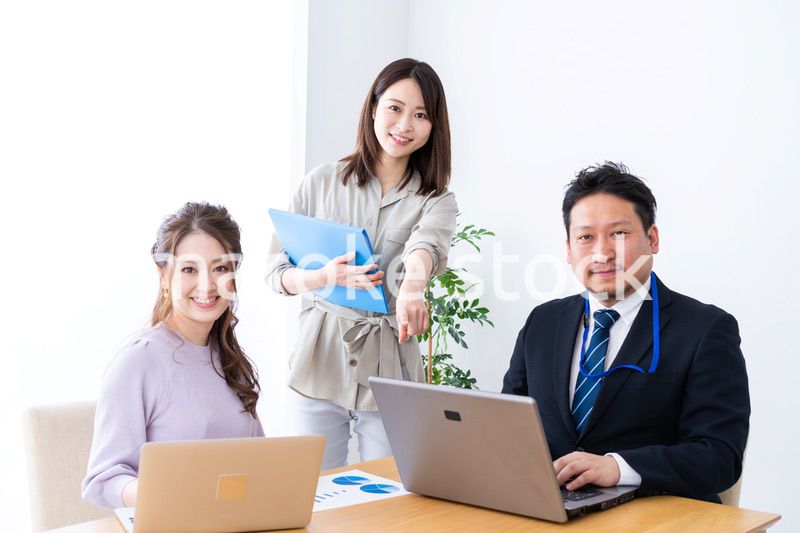 オフィスでミーティングをするビジネスパーソン