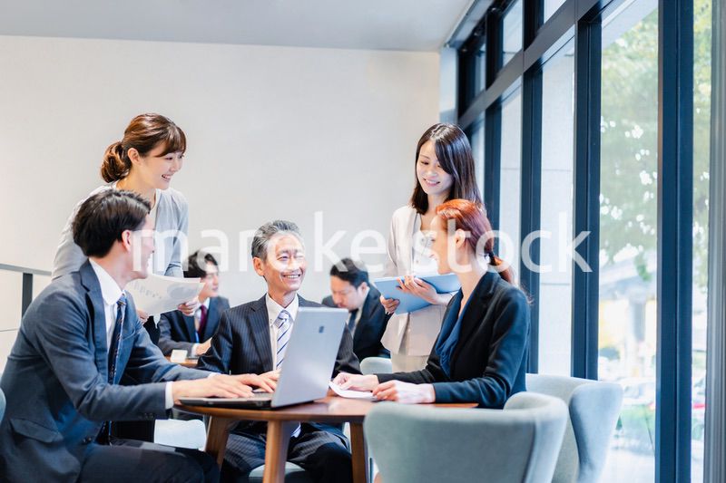 ミーティングをするビジネスパーソン