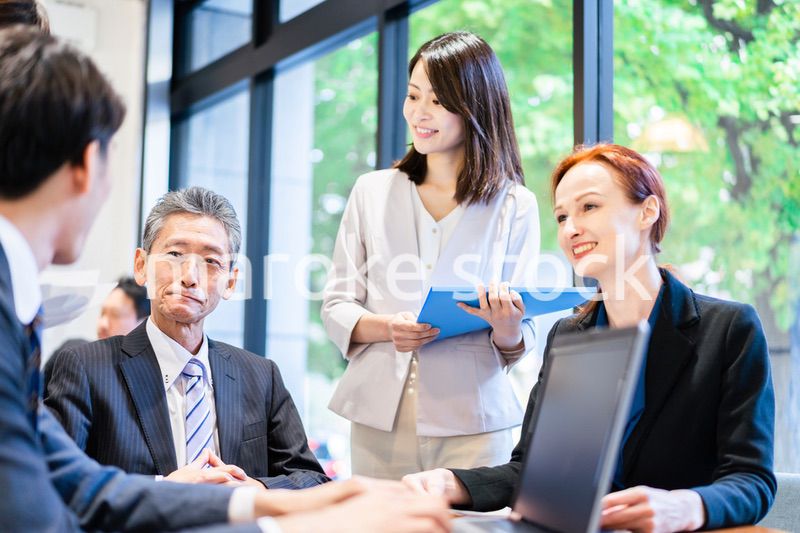 ミーティングをするビジネスパーソン