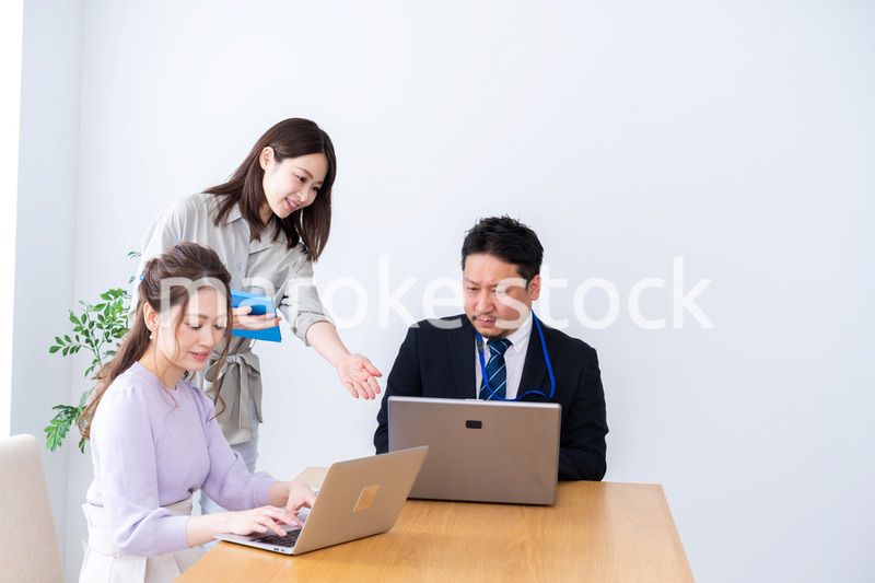 オフィスでミーティングをするビジネスパーソン