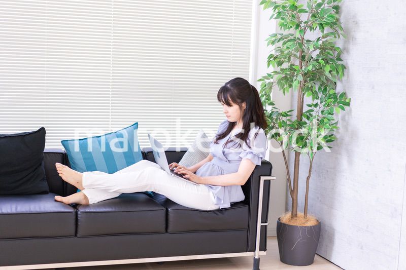 オフィスで仕事をする経営者の女性