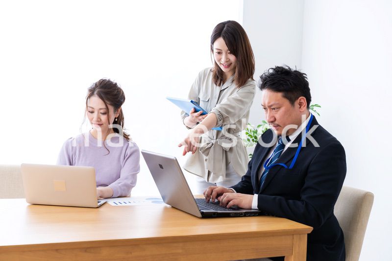 オフィスでミーティングをするビジネスパーソン