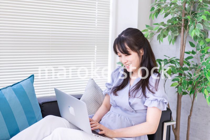 オフィスで仕事をする経営者の女性