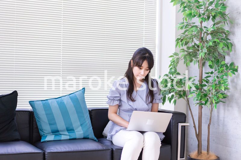 オフィスで仕事をする経営者の女性