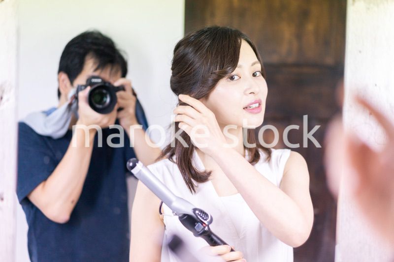 ビューティの広告撮影をする若い女性