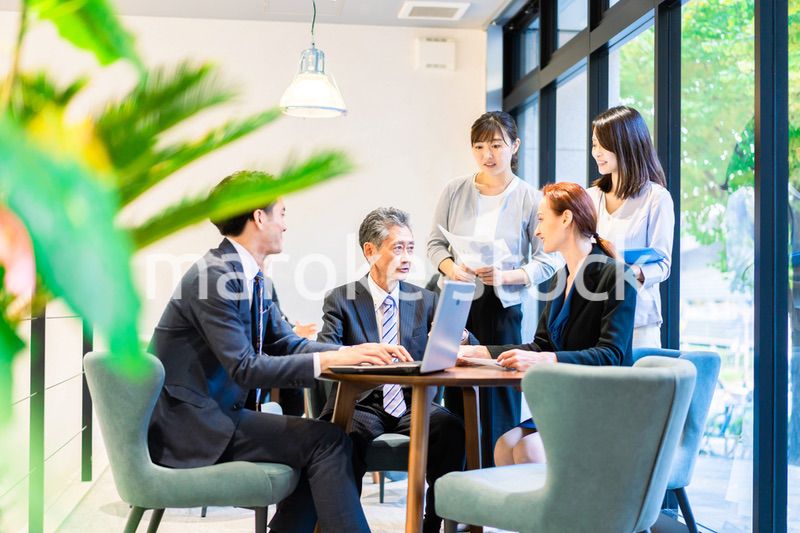 オフィスで働くビジネスパーソン