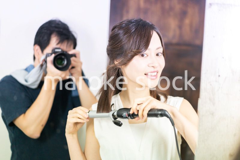 ビューティの広告撮影をする若い女性