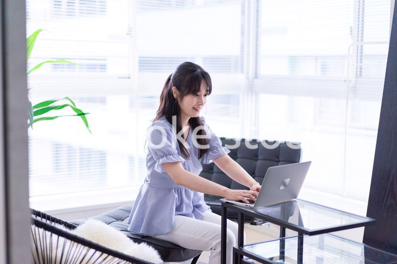 オフィスで仕事をする経営者の女性