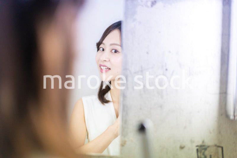 ヘアスタイルのセットをする若い女性