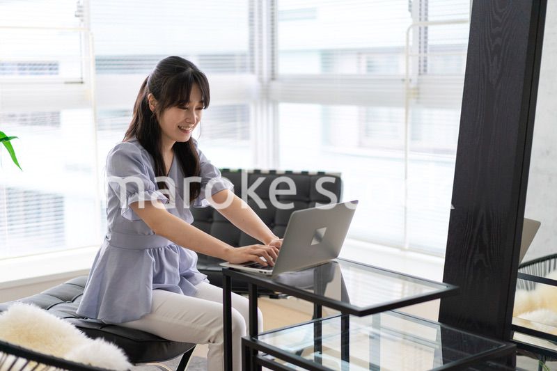 オフィスで仕事をする経営者の女性