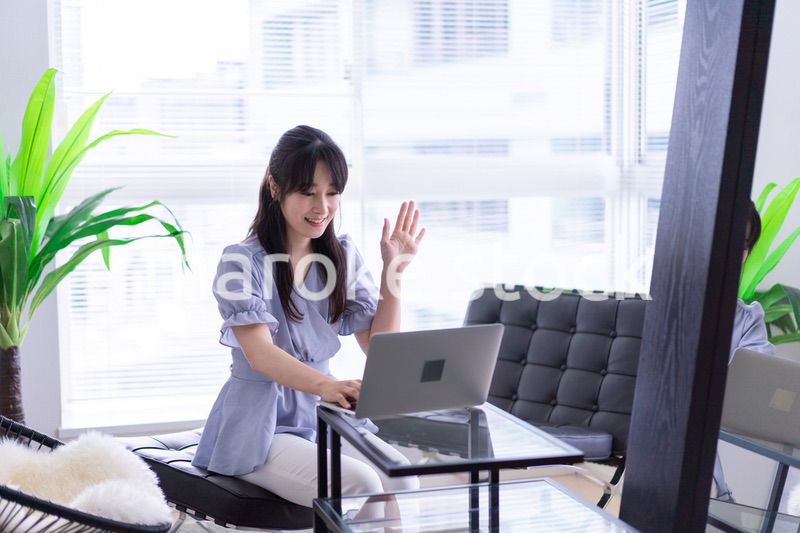 オフィスで仕事をする経営者の女性