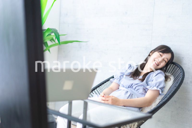 自宅でリラックスをするセレブの女性