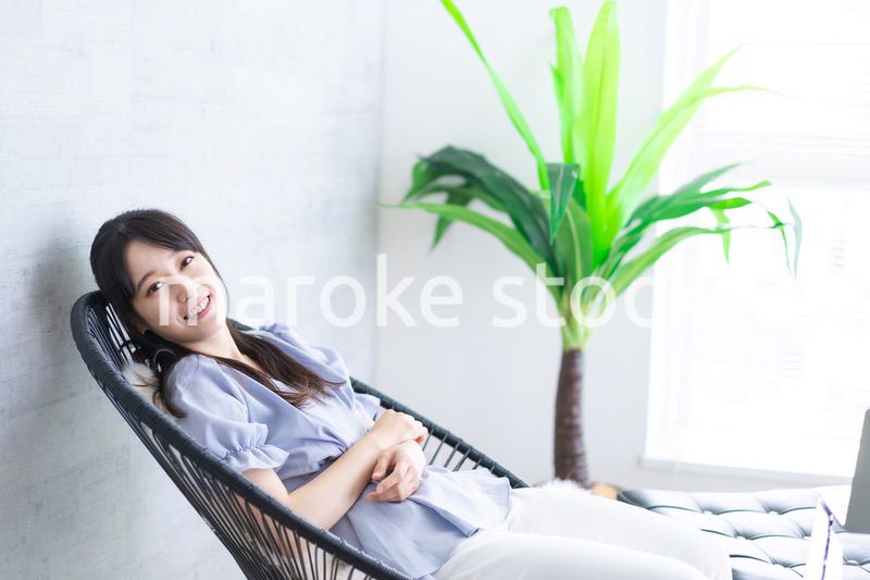 自宅でリラックスをするセレブの女性