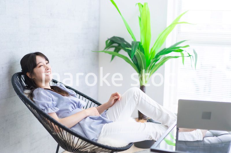 自宅でリラックスをするセレブの女性